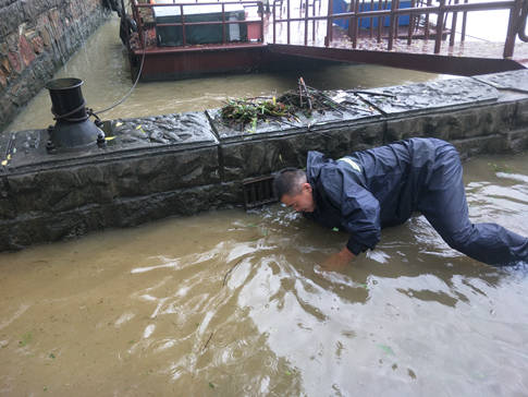 20190812无锡影视基地区全力抗击台风“利奇马” -工作人员冒大雨疏通下水管道_副本.jpg