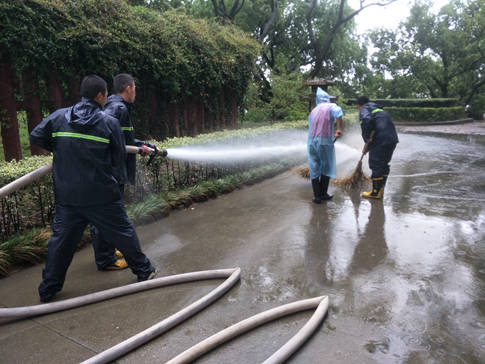 20190812无锡影视基地区全力抗击台风“利奇马” -快马加鞭,火速清理景区路面_副本.jpg