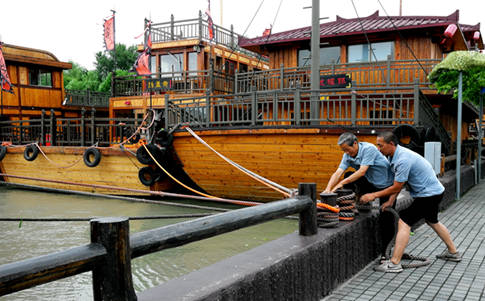 20190812无锡影视基地区全力抗击台风“利奇马” -台风前加固游船保障景区安全_副本.jpg