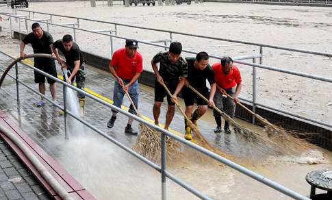 20190812无锡影视基地区全力抗击台风“利奇马” -员工齐心协力清扫淤泥_副本.jpg