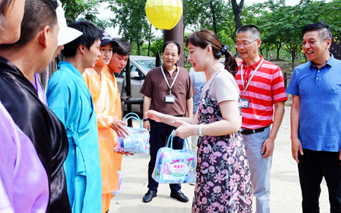 20190813无锡市滨湖区副区长徐新宇一行到无锡影视基地慰问景区一线服务人员 (4)_副本_副本.jpg
