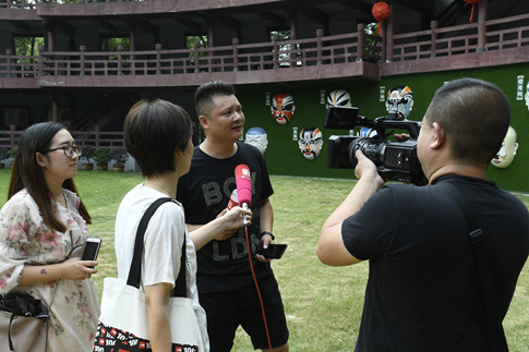 20190824三国城开园25周年纪念活动-三国京剧脸谱展现场采访_副本.jpg