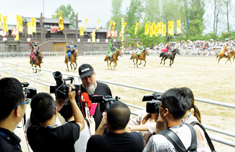 20190824三国城开园25周年纪念活动 -媒体争相采访报道_副本.jpg