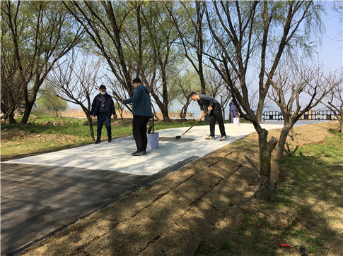 水浒城沿湖便道,分公司员工正涂抹路面保护剂 (2).jpg