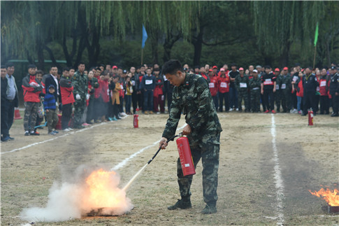 专职消防队队员为全体员工培训示范灭火操作.JPG