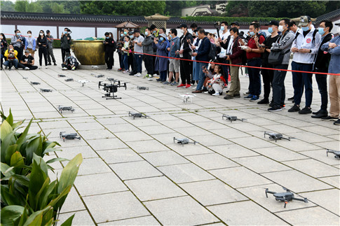 启动仪式现场,二十架无人机蓄势待发.jpg