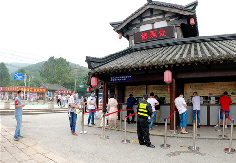 景区工作人员引导游客有序排队购票.jpg