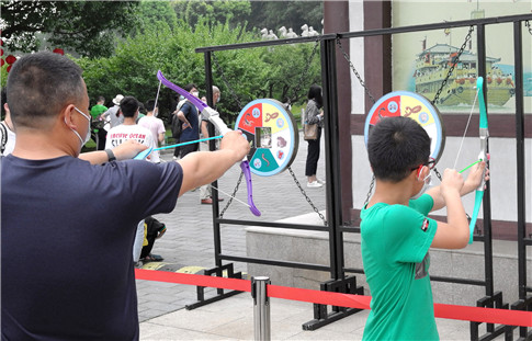 游客参与射五毒活动,体验射箭乐趣,品味民俗文化.jpg