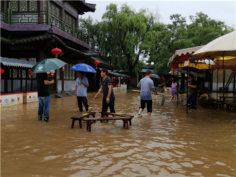 20200706景区防汛应急-对出水窨井采取防护措施.jpg