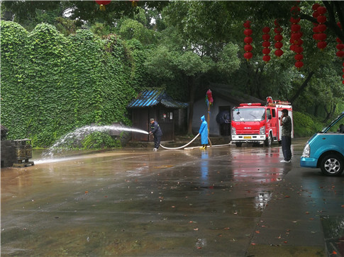 景区防汛-及时冲洗路面.jpg
