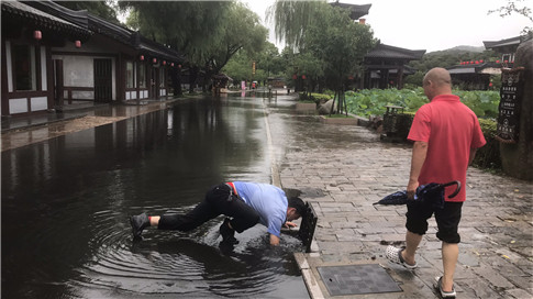 20200706景区防汛-及时疏通下水管道.jpg