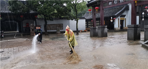 20200706景区防汛应急-及时清理景区路面.jpg