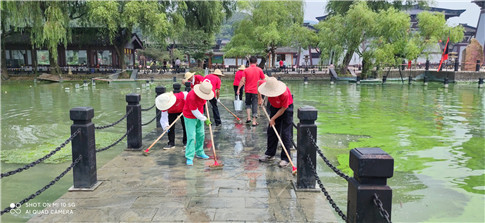 202007景区保洁工作 -保洁人员认真细致刷除蓝藻残留.jpg