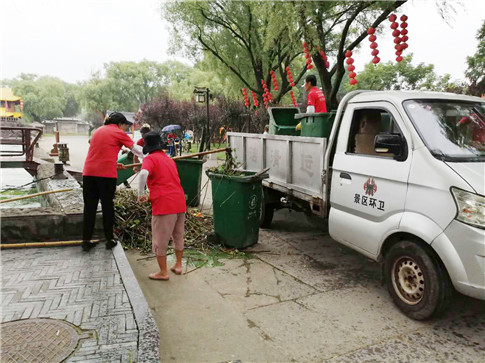202007景区保洁工作 -保洁人员及时清理断枝落叶.jpg