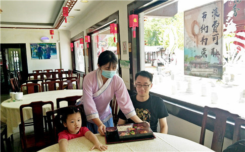 孙尚香酒家推行分餐制简餐,倡导餐饮节约.jpg