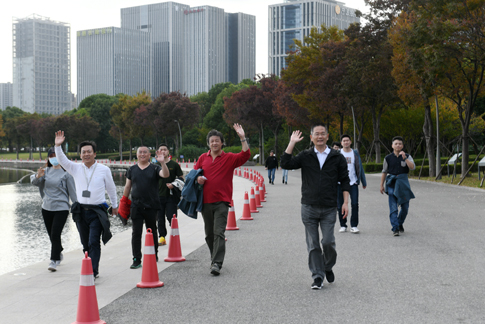 分公司总经理张小民和员工完成八公里徒步.jpg