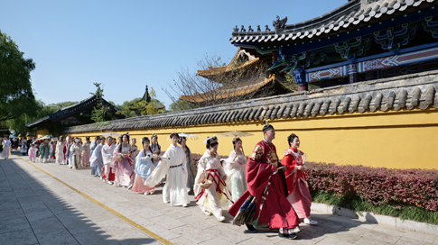 无锡景区演员身着华服进行“汉服巡游”.jpg