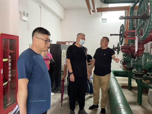 分公司安全领导小组查看景区消防安全设备设施.jpg 分公司安全领导小组查看景区消防安全设备设施.jpg