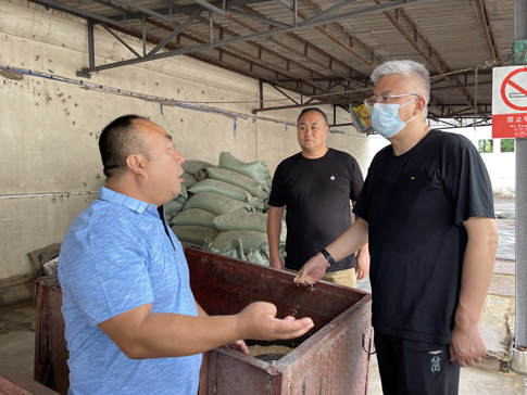 向外聘演出团队有关负责人了解五一节前准备情况.jpg 向外聘演出团队有关负责人了解五一节前准备情况.jpg