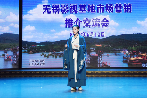 无锡影视基地营销员身着特色古装推介景区产品.jpg