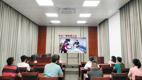 南海分公司员工收看直播.jpg 南海分公司员工收看直播.jpg