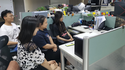 北京分公司员工收看直播.jpg 北京分公司员工收看直播.jpg