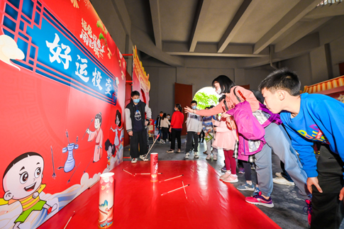 南海景区游客体验春节民俗活动好运投壶.jpg