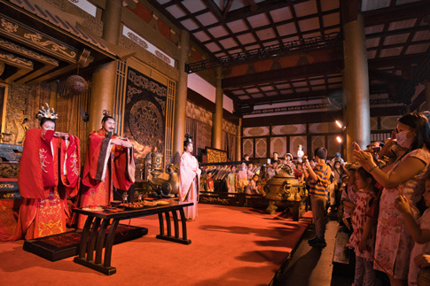 无锡景区游客纷纷驻足观看汉婚展示.jpg 无锡景区游客纷纷驻足观看汉婚展示.jpg