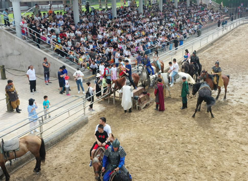 无锡景区游客骑马体验.jpg 无锡景区游客骑马体验.jpg