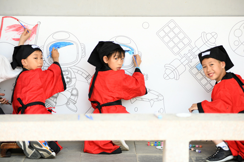 2无锡景区儿童在动漫手作现场涂鸦.jpg 2无锡景区儿童在动漫手作现场涂鸦.jpg