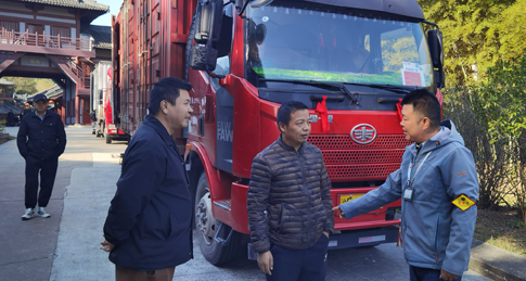 4协拍人员与节目组沟通现场拍摄事宜.jpg 4协拍人员与节目组沟通现场拍摄事宜.jpg