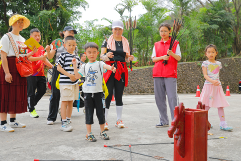 6南海景区游客体验“妙手投壶”.jpg