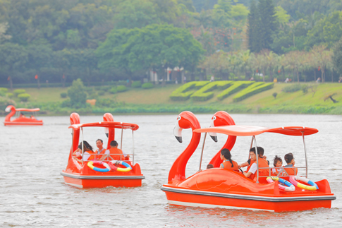 7南海景区游客泛舟游湖畅享春光.jpg