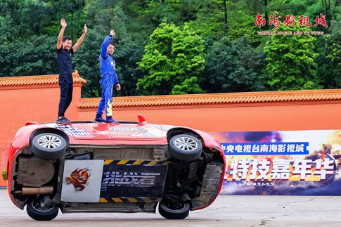 7南海景区汽车特技单边行驶燃爆全场.jpg