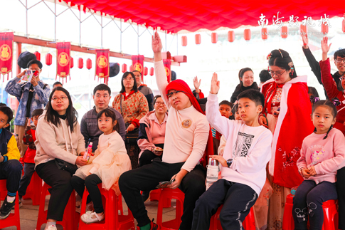 南海景区游客积极参与互动环节.jpg 南海景区游客积极参与互动环节.jpg