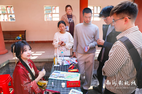 南海景区游客参加大宋游园会剧本杀闯关挑战.jpg 南海景区游客参加大宋游园会剧本杀闯关挑战.jpg