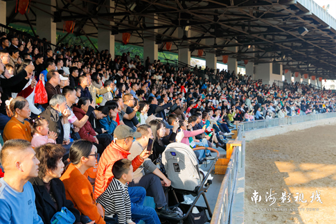 南海景区演出现场热闹非凡.jpg 南海景区演出现场热闹非凡.jpg