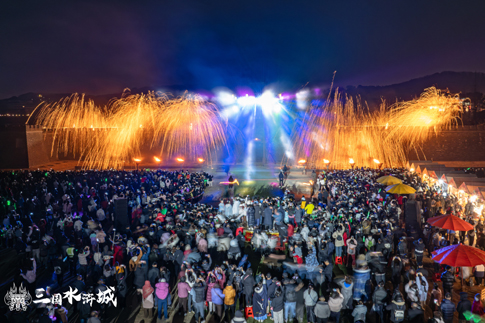 5无锡景区非遗项目“打铁花”现场气氛热烈.jpg 5无锡景区非遗项目“打铁花”现场气氛热烈.jpg