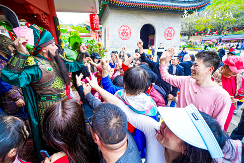 8南海景区关公巡城点燃游客热情.jpg 8南海景区关公巡城点燃游客热情.jpg