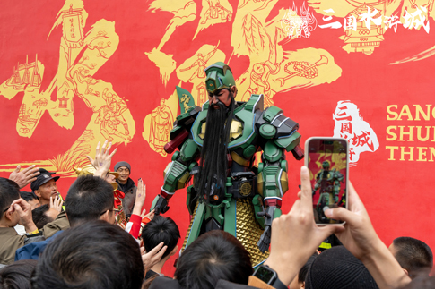 2无锡景区“机甲关公”和游客炫酷互动.jpg