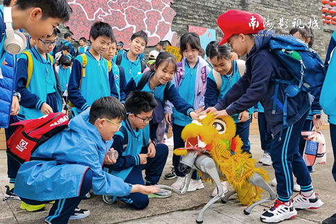 7南海景区机器狗与学生互动.jpg