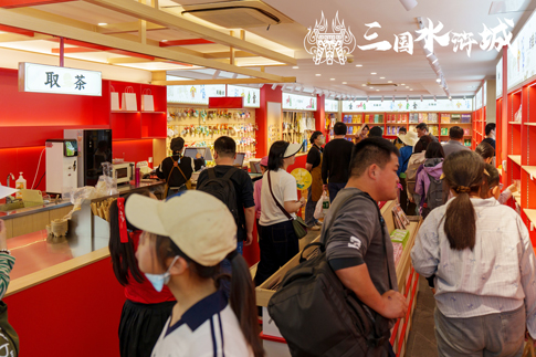3无锡景区游客在英雄文创店选购.jpg