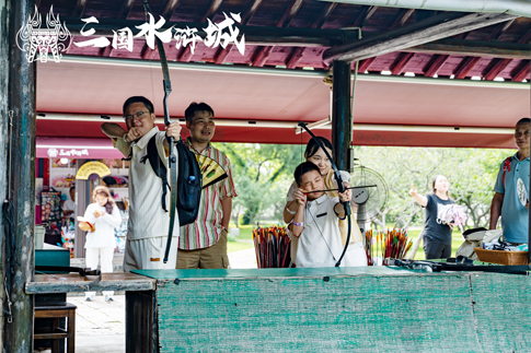 2无锡景区游客体验射箭.jpg