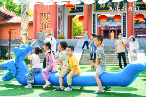 6南海景区旱地龙舟赛热烈开赛.jpg